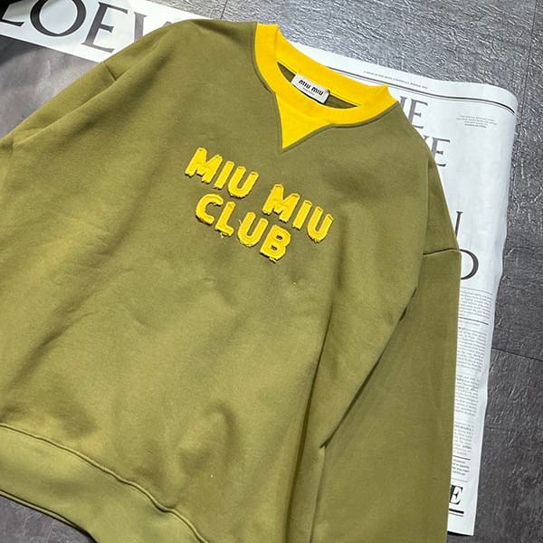 希少ミュウミュウ 偽物 刺繍ロゴ入り コットンフリース スウェットシャツ MJL90612HF